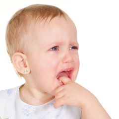 Ist Ihr Kind quengelig oder zieht es sich zurück? Vielleicht tut ihm der Kopf weh