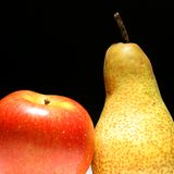 Äpfel, Birnen und Abstriche    Durch automobiles Downsizing lässt sich bei gleichem Kaufpreis also locker genau so viel durch niedrigere Unterhaltskosten sparen wie mit zurückhaltender Fahrweise an der Zapfsäule. Die Sache hat zwei Haken: Für viele ist das ein Vergleich von Äpfeln mit Birnen. Corsa statt Astra, C-Klasse statt E-Klasse, Koreaner statt Japaner, und schwächere Fahrleistungen oben drauf. Das geht doch nicht. Wieso eigentlich nicht? In Zeiten sinkender Kaufkraft muss es aber gehen. Das Minus am Image mag beträchtlich sein, die Abstriche im Alltag sind dafür lange nicht so groß, wie es die Werbung glauben macht