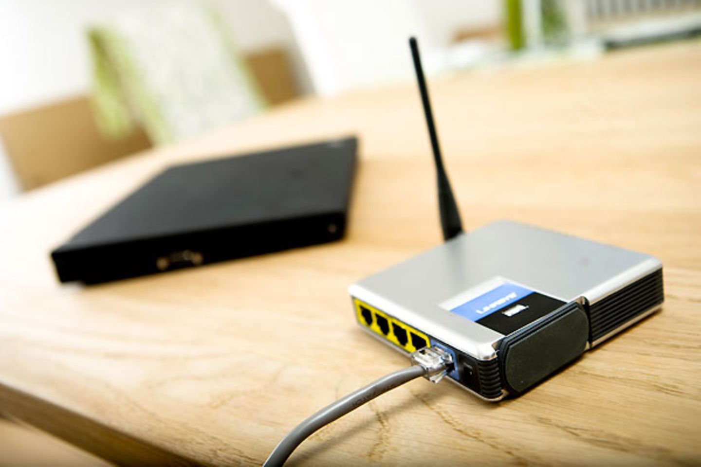 Produkt-Ankündigungen: "Das funktioniert ganz ohne Kabel" Kabellose Gadgets versprechen die totale Freiheit vom Kabelsalat, doch wenn man die Packung seines neuen Wi-Fi-Wasauchimmer öffnet, fallen einem üblicherweise mindestens Lade-, USB- und Verbindungskabel entgegen. Und das soll dann kabellos sein? In den Ankündigungen der Hersteller sollte drahtlos ab sofort "Überhaupt keine Kabel" bedeuten und nicht "Ein paar werden schon nicht schaden" "Das funktioniert ganz ohne Kabel" Kabellose Gadgets versprechen die totale Freiheit vom Kabelsalat, doch wenn man die Packung seines neuen Wi-Fi-Wasauchimmer öffnet, fallen einem üblicherweise mindestens Lade-, USB- und Verbindungskabel entgegen. Und das soll dann kabellos sein? In den Ankündigungen der Hersteller sollte drahtlos ab sofort "Überhaupt keine Kabel" bedeuten und nicht "Ein paar werden schon nicht schaden"