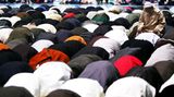 Wenig Verständnis für die Frage hat Edith N. aus Olten in der Schweiz: "Christen sowie Juden und Moslems, glauben an einen Gott. Weshalb dieser eine Gott einen Sohn oder meinetwegen eine Tochter haben soll, ist mir seit jeher ein Rätsel gewesen"