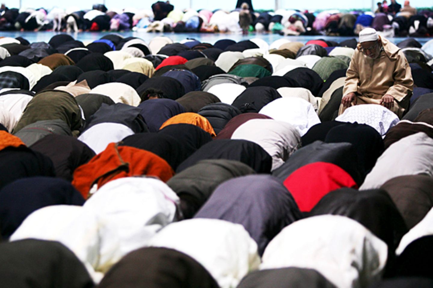 Wenig Verständnis für die Frage hat Edith N. aus Olten in der Schweiz: "Christen sowie Juden und Moslems, glauben an einen Gott. Weshalb dieser eine Gott einen Sohn oder meinetwegen eine Tochter haben soll, ist mir seit jeher ein Rätsel gewesen"