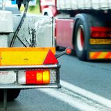 "Es dient der schnelleren Kommunikation. Weil es nach gefühlten hundert Kilometern Elefantenrennen oder beinahe geglücktem Von-der-Fahrbahn-abgedrängt-werden schneller ist, 'Dieter, Du Depp!' zu rufen als geschliffen zu formulieren: 'Nein, Herr Müller-Lüdenscheidt, diese Aktion war nicht gerade ein Beispiel für das, was man in höher entwickelten Gesellschaften als sozial bezeichnet"", erklärt IK aus Friedberg