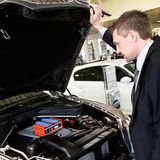 Chris aus dem Rhein-Main-Gebiet sieht das nüchterner. "Männer haben im allgemeinen Spaß an Technik und in einem Auto steckt nun mal jede Menge davon", sagt er. Auch die Damenwelt ist seiner Meinung nach beim Autokauf wählerisch. "Frauen legen Wert auf andere Dinge wie beispielsweise Farben, Formen und witzige kleine Accessoires wie beleuchtete Schminkspiegel"