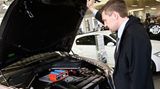 Chris aus dem Rhein-Main-Gebiet sieht das nüchterner. "Männer haben im allgemeinen Spaß an Technik und in einem Auto steckt nun mal jede Menge davon", sagt er. Auch die Damenwelt ist seiner Meinung nach beim Autokauf wählerisch. "Frauen legen Wert auf andere Dinge wie beispielsweise Farben, Formen und witzige kleine Accessoires wie beleuchtete Schminkspiegel"