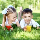 Verdünnen Sie gezuckerte Getränke und süße Säfte immer mit Mineralwasser. Je nachdem, wie alt Ihr Kind ist, sollte es einen bis anderthalb Liter Flüssigkeit, am besten Wasser, Früchte- oder Kräutertee oder Fruchtsaftschorlen (ein Teil Saft, drei Teile Wasser) pro Tag trinken. Noch besser ist es, wenn ihr Kind möglichst gar keine Kalorien über Getränke zu sich nimmt, also zuckerhaltige Getränke ganz meidet.