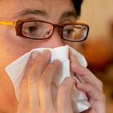 Die Nase besser vor oder nach dem Essen putzen. Wenn man sich nicht beherrschen kann, sollte man versuchen, dies möglichst lautlos zu bewerkstelligen