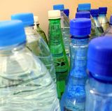 Wasser fördert einen gesunden Kreislauf, hält den Stoffwechsel aufrecht und versorgt Ihren Körper über das Blut mit wichtigen Elektrolyten. Außerdem unterstützt eine ausreichende Wasserzufuhr die Nierenfunktion und beugt einer Verstopfung vor. Trinken Sie täglich mindestens einen bis 1,5 Liter Wasser.