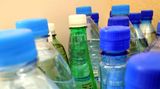Wasser fördert einen gesunden Kreislauf, hält den Stoffwechsel aufrecht und versorgt Ihren Körper über das Blut mit wichtigen Elektrolyten. Außerdem unterstützt eine ausreichende Wasserzufuhr die Nierenfunktion und beugt einer Verstopfung vor. Trinken Sie täglich mindestens einen bis 1,5 Liter Wasser.