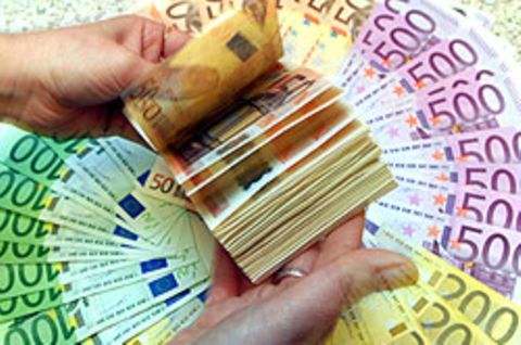 "Warum wird mit Geld überschüttet, wer auf ganzer Linie versagt hat", meint Bundeskanzlerin Angela Merkel