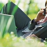 Als absolutes Tabu bei hohen Temperaturen gelten Spaghettiträger und bauchfreie Tops. Auch nackte Füße in Flip-Flops oder Schlappen sollte Frau vermeiden. Viel besser eignen sich im Sommer zum Beispiel Slingpumps, die vorn geschlossen sind und hinten durch ein Riemchen gehalten werden