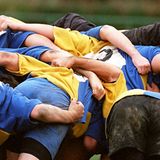 Auch Heinrich B. meint zu wissen, wie Männer wirklich ticken und analysiert: "Es ist die Erwartungshaltung der Gruppe. Die Frau wird als Trophäe durch die Gruppenmitglieder bewertet, und ein erfolgreicher Fußballer, der eine weniger schöne Frau hat, fällt in der Rangordnung. Das gibt es auch in anderen eng zusammenarbeitenden und konkurrierenden Männergruppen zu beobachten"