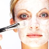 "Vielleicht könnte Sie endlich erklären, warum sich Frauen immer im Gesicht anmalen und woher der seltsame Schuh-Tick kommt", hofft A. R. aus Süder-Brarup