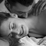 Das limbische System - unsere Gefühlszentrale - signalisiert beim Küssen Lust oder Glück und die Hypophyse, eine Drüse an der Gehirnunterseite, überflutet den Körper mit Botenstoffen. Hoden und Eierstöcke produzieren Sexualhormone, die Nebennieren pumpen Adrenalin ins Blut, der Puls steigt und die Wangen röten sich aufgrund der erhöhten Durchblutung. Der Botenstoff Serotonin nimmt uns die Angst, das Hormon Phenylethylamin versetzt uns in einen positiven Stresszustand