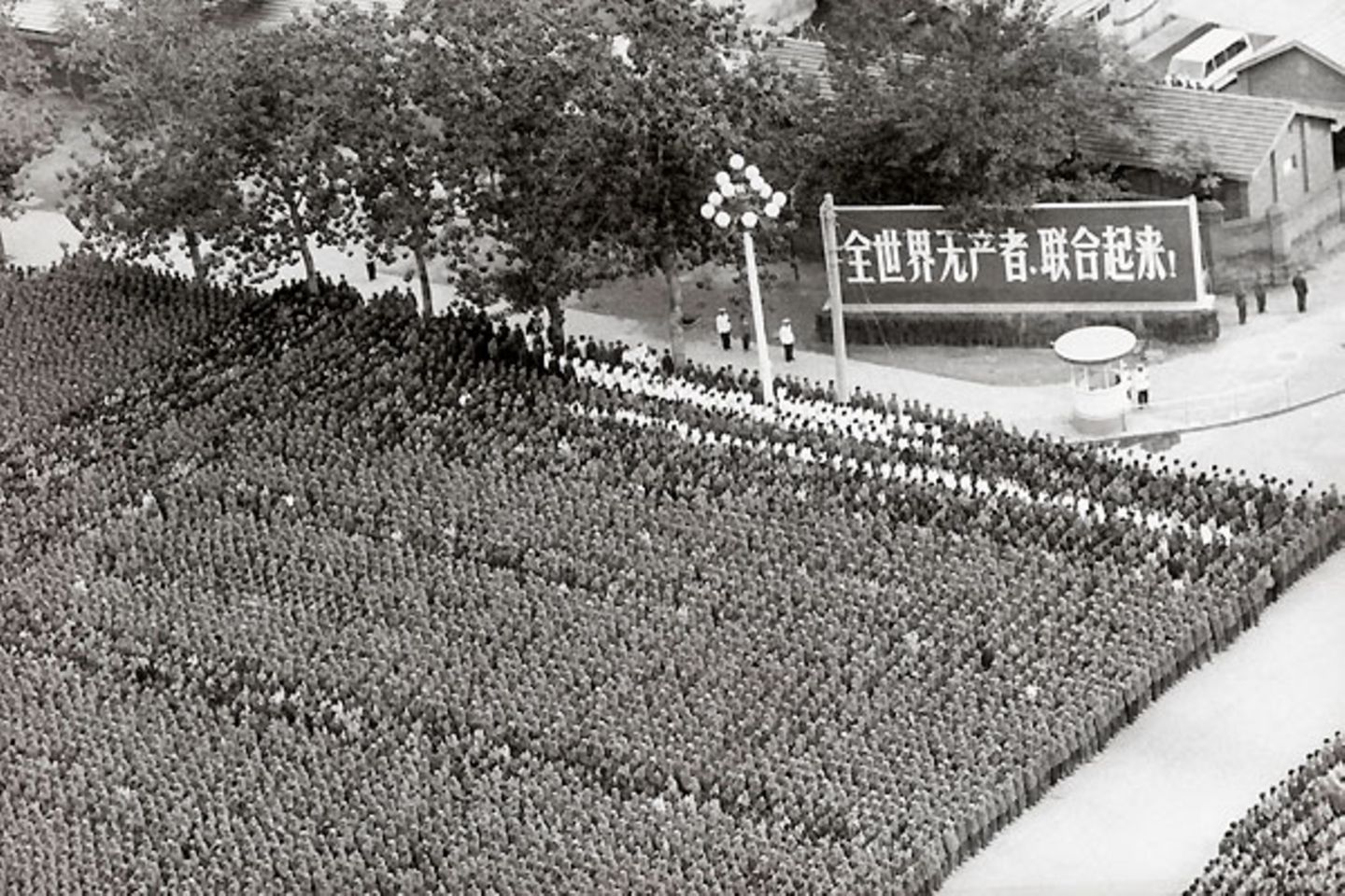 Mao Tse-Tung    Alle schön in Reih' und Glied: Eine Million Chinesen nimmt am 18. September 1976 auf dem Tiananmen Platz in Peking Abschied von ihrem "Großen Vorsitzenden" Mao Tse-Tung