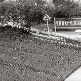 Mao Tse-Tung    Alle schön in Reih' und Glied: Eine Million Chinesen nimmt am 18. September 1976 auf dem Tiananmen Platz in Peking Abschied von ihrem "Großen Vorsitzenden" Mao Tse-Tung
