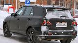 Die ebenso großen wie beliebten Geländewagen liegen allen Unkenrufen zum Trotz weltweit weiter voll im Trend. Daher darf hier für Mercedes nichts anbrennen. Ebenso wie die Konkurrenz wird die Mercedes M-Klasse im Vergleich zum aktuellen Modell bei nahezu identischen Abmessungen weniger Gewicht auf den Rippen haben. Je nach Version sollen durch Leichtbaumaßnahmen verschiedenster Art rund 150 Kilogramm raus aus dem derzeit deutlich über zwei Tonnen schweren Modell. Ursprünglich sollte die M-Klasse gemeinsam mit der nächsten Version des Jeep Grand Cherokee entwickelt werden. Doch das Großprojekt Daimler und Chrysler floppte. Daher musste Mercedes das neue M-Modell ausschließlich als Einzelkämpfer entwickeln. Technisch wird es wie bisher große Parallelen zum größeren GL geben, der jedoch erst 2012 nachgezogen wird und nach wie vor über sieben Sitzplätze verfügt. Zur Zukunft der nächsten R-Klasse-Generation dürfte nur feststehen, dass sie deutlich schärfer als bisher positioniert sein wird. Im Gespräch ist eine Umsetzung des Crossover-Projekts ähnlich der ehemaligen Audi-Studie des Avantissimo. Sämtliche größere 4x4-Geländewagen werden im amerikanischen Tuscaloosa produziert