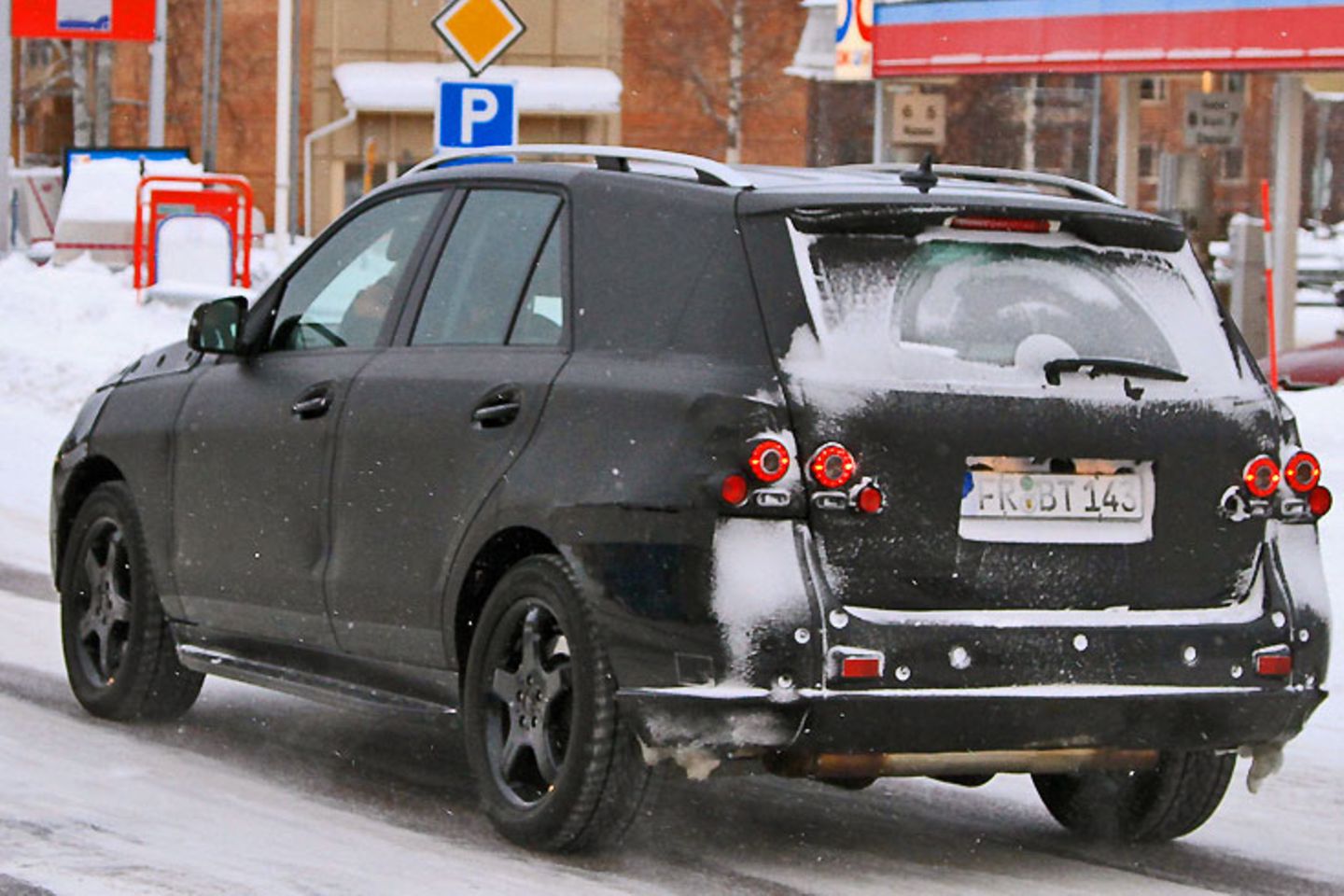 Neuer Mercedes ML 2011: Die ebenso großen wie beliebten Geländewagen liegen allen Unkenrufen zum Trotz weltweit weiter voll im Trend. Daher darf hier für Mercedes nichts anbrennen. Ebenso wie die Konkurrenz wird die Mercedes M-Klasse im Vergleich zum aktuellen Modell bei nahezu identischen Abmessungen weniger Gewicht auf den Rippen haben. Je nach Version sollen durch Leichtbaumaßnahmen verschiedenster Art rund 150 Kilogramm raus aus dem derzeit deutlich über zwei Tonnen schweren Modell. Ursprünglich sollte die M-Klasse gemeinsam mit der nächsten Version des Jeep Grand Cherokee entwickelt werden. Doch das Großprojekt Daimler und Chrysler floppte. Daher musste Mercedes das neue M-Modell ausschließlich als Einzelkämpfer entwickeln. Technisch wird es wie bisher große Parallelen zum größeren GL geben, der jedoch erst 2012 nachgezogen wird und nach wie vor über sieben Sitzplätze verfügt. Zur Zukunft der nächsten R-Klasse-Generation dürfte nur feststehen, dass sie deutlich schärfer als bisher positioniert sein wird. Im Gespräch ist eine Umsetzung des Crossover-Projekts ähnlich der ehemaligen Audi-Studie des Avantissimo. Sämtliche größere 4x4-Geländewagen werden im amerikanischen Tuscaloosa produziert Die ebenso großen wie beliebten Geländewagen liegen allen Unkenrufen zum Trotz weltweit weiter voll im Trend. Daher darf hier für Mercedes nichts anbrennen. Ebenso wie die Konkurrenz wird die Mercedes M-Klasse im Vergleich zum aktuellen Modell bei nahezu identischen Abmessungen weniger Gewicht auf den Rippen haben. Je nach Version sollen durch Leichtbaumaßnahmen verschiedenster Art rund 150 Kilogramm raus aus dem derzeit deutlich über zwei Tonnen schweren Modell. Ursprünglich sollte die M-Klasse gemeinsam mit der nächsten Version des Jeep Grand Cherokee entwickelt werden. Doch das Großprojekt Daimler und Chrysler floppte. Daher musste Mercedes das neue M-Modell ausschließlich als Einzelkämpfer entwickeln. Technisch wird es wie bisher große Parallelen zum größeren GL geben, der jedoch erst 2012 nachgezogen wird und nach wie vor über sieben Sitzplätze verfügt. Zur Zukunft der nächsten R-Klasse-Generation dürfte nur feststehen, dass sie deutlich schärfer als bisher positioniert sein wird. Im Gespräch ist eine Umsetzung des Crossover-Projekts ähnlich der ehemaligen Audi-Studie des Avantissimo. Sämtliche größere 4x4-Geländewagen werden im amerikanischen Tuscaloosa produziert