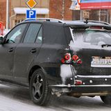 Die ebenso großen wie beliebten Geländewagen liegen allen Unkenrufen zum Trotz weltweit weiter voll im Trend. Daher darf hier für Mercedes nichts anbrennen. Ebenso wie die Konkurrenz wird die Mercedes M-Klasse im Vergleich zum aktuellen Modell bei nahezu identischen Abmessungen weniger Gewicht auf den Rippen haben. Je nach Version sollen durch Leichtbaumaßnahmen verschiedenster Art rund 150 Kilogramm raus aus dem derzeit deutlich über zwei Tonnen schweren Modell. Ursprünglich sollte die M-Klasse gemeinsam mit der nächsten Version des Jeep Grand Cherokee entwickelt werden. Doch das Großprojekt Daimler und Chrysler floppte. Daher musste Mercedes das neue M-Modell ausschließlich als Einzelkämpfer entwickeln. Technisch wird es wie bisher große Parallelen zum größeren GL geben, der jedoch erst 2012 nachgezogen wird und nach wie vor über sieben Sitzplätze verfügt. Zur Zukunft der nächsten R-Klasse-Generation dürfte nur feststehen, dass sie deutlich schärfer als bisher positioniert sein wird. Im Gespräch ist eine Umsetzung des Crossover-Projekts ähnlich der ehemaligen Audi-Studie des Avantissimo. Sämtliche größere 4x4-Geländewagen werden im amerikanischen Tuscaloosa produziert