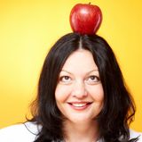 Richten Sie Ihren Körper beim Gehen immer entspannt auf. Stellen Sie sich vor, Sie balancieren einen Apfel auf Ihrem Kopf. Bleiben Sie dabei ganz locker. Dann fühlt sich der Rücken wohl.