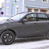 Beim Design führt die neue Mercedes M-Klasse den Weg der mit GLK und E-Klasse begonnenen Linie fort. Das Modell wird markanter und kantiger als bisher; die Dachlinie niedriger. Serienmäßig gibt es LED-Tagfahricht und LED-Rückleuchten sowie Bergabfahrthilfe und eine elektrische Heckklappe wie beim T-Modell der E-Klasse. Alle Triebwerke werden mit einer neu entwickelten Achtgang-Automatik mit Start-Stopp-Funktion gekoppelt, um die entsprechenden Verbrauchseinsparungen möglich zu machen. Gegen Aufpreis lässt sich der ML wie bisher mit Luftfederung und elektronischen Dämpfern mit Wankausgleich ordern. Mit einem Offroad-Paket kann die M-Klasse wie bisher mit Sperren fit für den Geländeeinsatz gemacht werden. Beim 4matic-Allradantrieb bleibt alles beim Alten. Eine Version allein mit Heckantrieb soll es bis auf weiteres nicht geben. Die M-Klasse bleibt bei der aktuellen Allradgeneration mit statischer Kraftverteilung von 45:55 Prozent