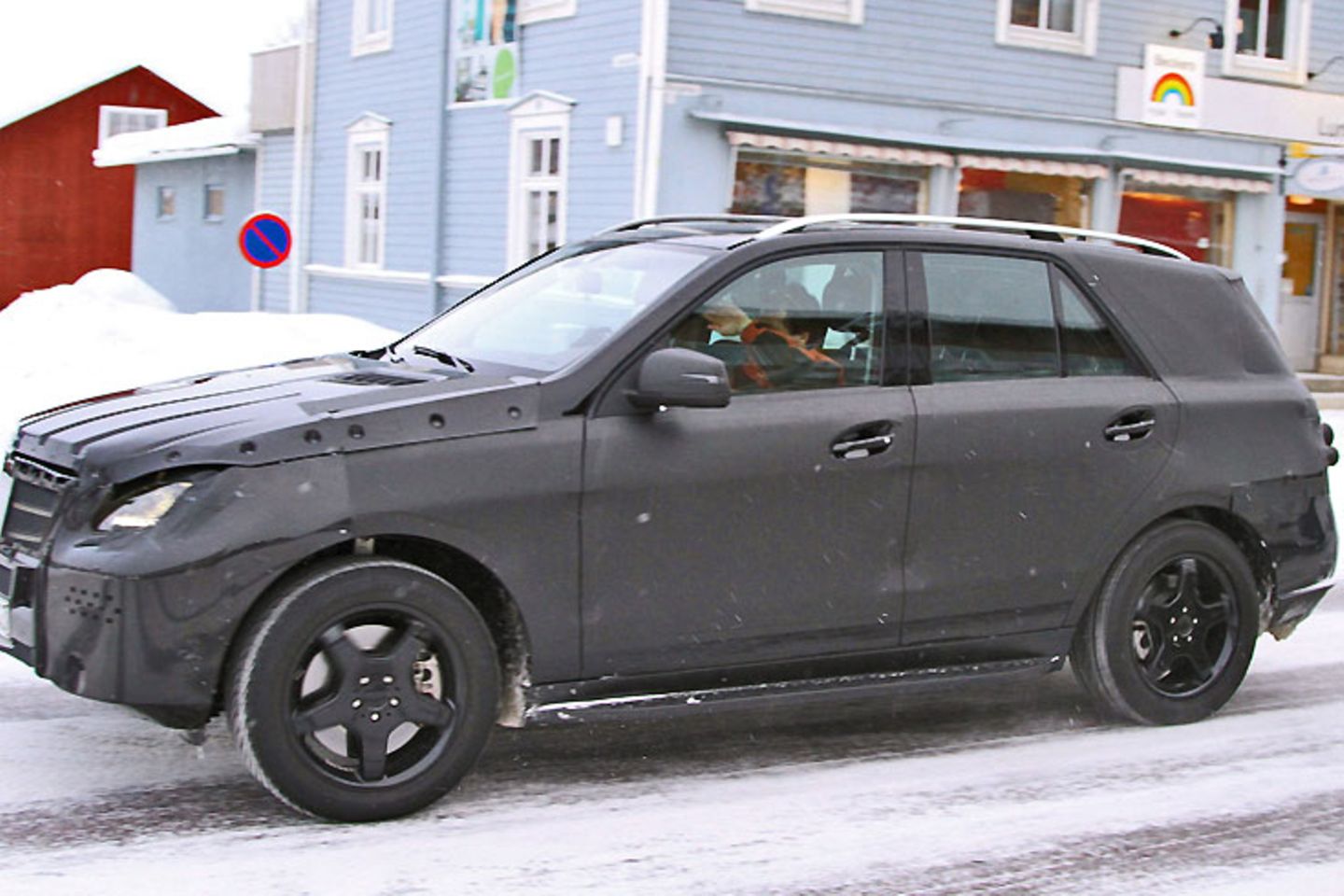 Neuer Mercedes ML 2011: Beim Design führt die neue Mercedes M-Klasse den Weg der mit GLK und E-Klasse begonnenen Linie fort. Das Modell wird markanter und kantiger als bisher; die Dachlinie niedriger. Serienmäßig gibt es LED-Tagfahricht und LED-Rückleuchten sowie Bergabfahrthilfe und eine elektrische Heckklappe wie beim T-Modell der E-Klasse. Alle Triebwerke werden mit einer neu entwickelten Achtgang-Automatik mit Start-Stopp-Funktion gekoppelt, um die entsprechenden Verbrauchseinsparungen möglich zu machen. Gegen Aufpreis lässt sich der ML wie bisher mit Luftfederung und elektronischen Dämpfern mit Wankausgleich ordern. Mit einem Offroad-Paket kann die M-Klasse wie bisher mit Sperren fit für den Geländeeinsatz gemacht werden. Beim 4matic-Allradantrieb bleibt alles beim Alten. Eine Version allein mit Heckantrieb soll es bis auf weiteres nicht geben. Die M-Klasse bleibt bei der aktuellen Allradgeneration mit statischer Kraftverteilung von 45:55 Prozent Beim Design führt die neue Mercedes M-Klasse den Weg der mit GLK und E-Klasse begonnenen Linie fort. Das Modell wird markanter und kantiger als bisher; die Dachlinie niedriger. Serienmäßig gibt es LED-Tagfahricht und LED-Rückleuchten sowie Bergabfahrthilfe und eine elektrische Heckklappe wie beim T-Modell der E-Klasse. Alle Triebwerke werden mit einer neu entwickelten Achtgang-Automatik mit Start-Stopp-Funktion gekoppelt, um die entsprechenden Verbrauchseinsparungen möglich zu machen. Gegen Aufpreis lässt sich der ML wie bisher mit Luftfederung und elektronischen Dämpfern mit Wankausgleich ordern. Mit einem Offroad-Paket kann die M-Klasse wie bisher mit Sperren fit für den Geländeeinsatz gemacht werden. Beim 4matic-Allradantrieb bleibt alles beim Alten. Eine Version allein mit Heckantrieb soll es bis auf weiteres nicht geben. Die M-Klasse bleibt bei der aktuellen Allradgeneration mit statischer Kraftverteilung von 45:55 Prozent