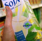 Wenn Sie völlig auf tierische Lebensmittel verzichten, sich also vegan ernähren, sollten Sie Vitamin-B-12-Tabletten zu sich nehmen. Denn Vitamin B-12 findet sich nur in tierischen Lebensmitteln.