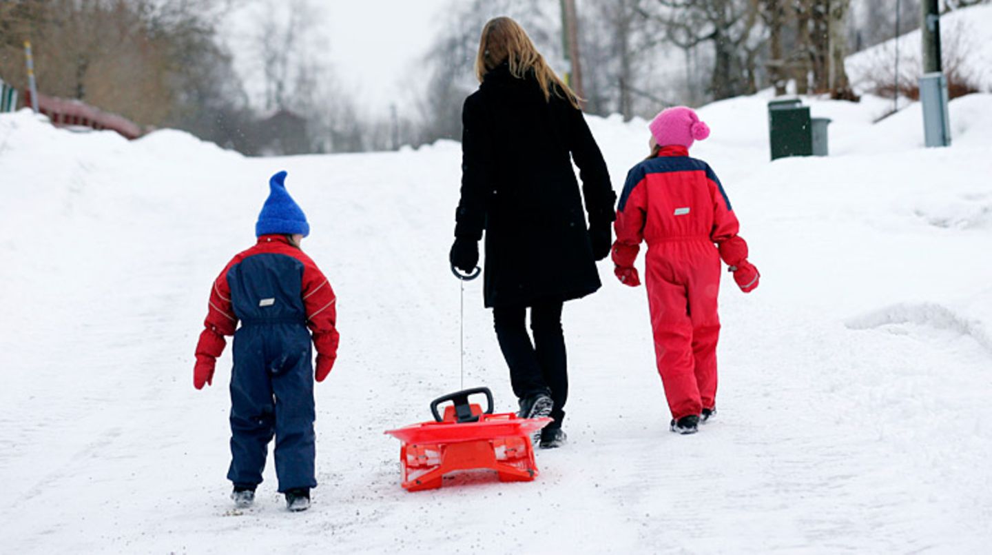 Machen Sie mit, wenn Ihr Kind Sport treibt - das motiviert und verbindet. Unternehmen Sie am Wochenende etwas Sportliches mit der ganzen Familie, etwa einen Ausflug in den Schnee, zum Wandern oder einen Besuch im Schwimmbad. Dann wird aus der Anstrengung ein gemeinsamer Spaß.