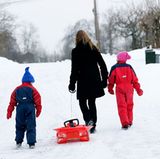 Machen Sie mit, wenn Ihr Kind Sport treibt - das motiviert und verbindet. Unternehmen Sie am Wochenende etwas Sportliches mit der ganzen Familie, etwa einen Ausflug in den Schnee, zum Wandern oder einen Besuch im Schwimmbad. Dann wird aus der Anstrengung ein gemeinsamer Spaß.