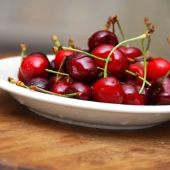 Frische Kirschen auf einem weißen Teller