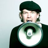 "Dies könnte als Schutz vor einem explosionsartigen Druckausgleich dienen. Wird der Mund zu schnell aufgerissen, könnte das Vakuum im Kopf kollabieren, und die durch den Druckausgleich stattfindende Druckwelle könnte den Hinterkopf wegsprengen. Um dies zu vermeiden, wird eine Hand vor den Mund gehalten, die sich im Notfall einfach am Mund festsaugt, diesen abdichtet und den Ausgleich verhindert", schreibt Michael aus Ober-Ramstadt