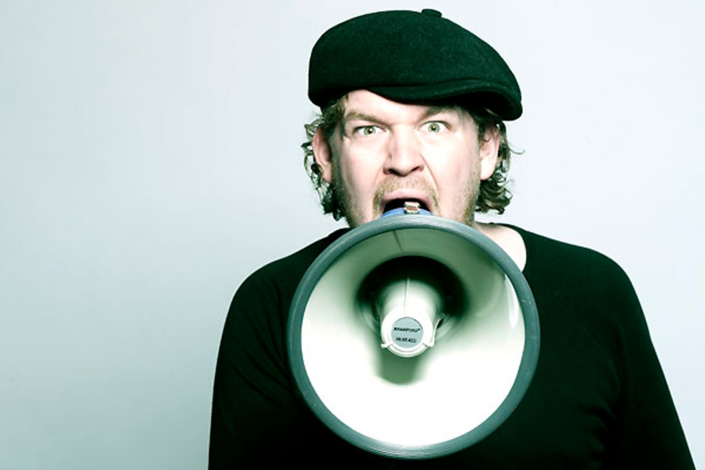 "Dies könnte als Schutz vor einem explosionsartigen Druckausgleich dienen. Wird der Mund zu schnell aufgerissen, könnte das Vakuum im Kopf kollabieren, und die durch den Druckausgleich stattfindende Druckwelle könnte den Hinterkopf wegsprengen. Um dies zu vermeiden, wird eine Hand vor den Mund gehalten, die sich im Notfall einfach am Mund festsaugt, diesen abdichtet und den Ausgleich verhindert", schreibt Michael aus Ober-Ramstadt