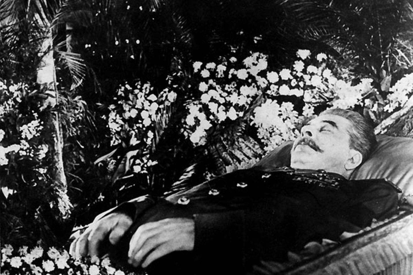 Josef Stalin    Zu Lebzeiten hatte er einen derartigen Personenkult und Mythos um seine Person geschaffen, dass die Nachricht von seinem Tod am 5. März 1953 für Fassungslosigkeit sorgte. Im ganzen Land trauerten Sowjet-Bürger um ihren Diktator. Für viele Millionen, die unter seinem strengen Regime zu leiden hatten, war der Tod aber auch eine Erlösung.  Zu seiner Beisetzung am 9. März kamen anderthalb Millionen Menschen auf den Roten Platz - in dem Gedränge kamen etliche Menschen ums Leben. Insofern war die Trauerfeier ein passender Nachklang auf das Leben eines der rücksichtslosesten Politiker des 20. Jahrhunderts