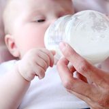 "Das ist antrainiertes Verhalten", verkündet Rudolf aus Castel-Nimeskern. "Bereits als Baby bekommen Kinder mit, wie ihre Mütter mit den Lippen testen, ob das Essen zu heiß oder zu kalt ist. Da Mädchen ihren Müttern alles genau abgucken, machen sie das später ständig nach, ohne darüber nachzudenken"