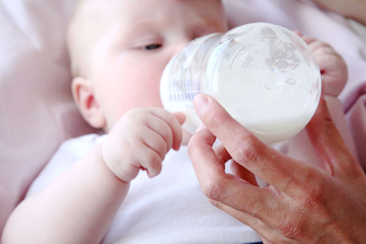 "Das ist antrainiertes Verhalten", verkündet Rudolf aus Castel-Nimeskern. "Bereits als Baby bekommen Kinder mit, wie ihre Mütter mit den Lippen testen, ob das Essen zu heiß oder zu kalt ist. Da Mädchen ihren Müttern alles genau abgucken, machen sie das später ständig nach, ohne darüber nachzudenken"