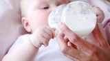 "Das ist antrainiertes Verhalten", verkündet Rudolf aus Castel-Nimeskern. "Bereits als Baby bekommen Kinder mit, wie ihre Mütter mit den Lippen testen, ob das Essen zu heiß oder zu kalt ist. Da Mädchen ihren Müttern alles genau abgucken, machen sie das später ständig nach, ohne darüber nachzudenken"