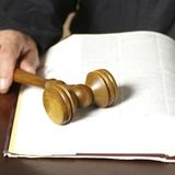 Vor Gericht    Ein Deutscher steht vor Gericht, weil er nach einem Fußball-Länderspiel zwei Holländer überfahren hat.    Richter: "Angeklagter, sagen Sie die Wahrheit!"     Deutscher: "Die Straße war vereist, mein Wagen ist ins Schleudern gekommen!"     Richter: "Es war Juni, sagen Sie die Wahrheit!"      Deutscher: "Es hat geregnet und Laub war auf der Straße!"     Richter: "Seit Tagen hatte die Sonne geschienen! Zum letzten Mal: Sagen Sie die Wahrheit!"     Deutscher: "Also gut, die Straße war trocken. Schon von Weitem habe ich die Holländer gesehen. Hasserfüllt habe ich auf sie draufgehalten. Der eine ist durch die Frontscheibe, der andere ist in einen Hauseingang geflogen. Ich bereue nichts!"     Richter: "Na, warum nicht gleich so? Den einen verklagen wir wegen Sachbeschädigung und den anderen wegen Hausfriedensbruch!"