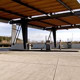 Morgens tanken!     Ganz raffinierte Spezialisten versuchen, nur am Morgen zu tanken. Denn morgens sei der Sprit "kühler" als am Abend, später sei die Flüssigkeit warm und ausgedehnt und darum bekomme man morgens mehr Energie in den Liter. Leider schwankt die Temperatur in den unterirdischen Tanks der Tankstellen fast gar nicht. Das gezapfte Benzin hat am Abend annähernd die gleiche Temperatur wie am Morgen, die Schwankungen sind minimal. Genauso verhält es sich mit der möglichen Ersparnis.  Fazit: Außer einem schönen Gefühl ist morgens nichts zu holen.