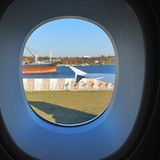 400 Tonnen rollen zum Start  Die Piste am Werksflughafen beginnt am Elbufer. Bei Landungen müssen Flug- und Flusslotsen den Verkehr miteinander koordinieren. Um 14.38 Uhr gibt Flugkapitän Benoît Laurant den vier Treibwerken vollen Schub