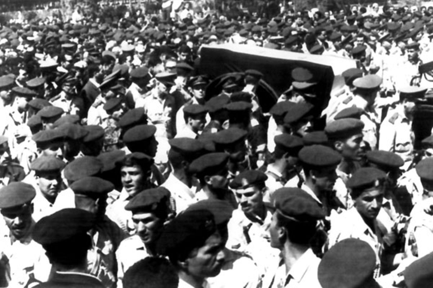 Gamal Abdel Nasser    Chatotische Zustände auf den Straßen Kairos: Unter Anteilnahme praktisch der ganzen Bevölkerung der ägyptischen Hauptstadt wurde Staatspräsident Gamal Abdel Nasser am 1. Oktober 1970 beigesetzt.  Nasser war bei den Massen derart beliebt, dass sie ihn trotz der Niederlage beim Sechstagekrieg 1967 mit Massendemonstrationen im Amt hielten