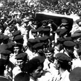 Gamal Abdel Nasser    Chatotische Zustände auf den Straßen Kairos: Unter Anteilnahme praktisch der ganzen Bevölkerung der ägyptischen Hauptstadt wurde Staatspräsident Gamal Abdel Nasser am 1. Oktober 1970 beigesetzt.  Nasser war bei den Massen derart beliebt, dass sie ihn trotz der Niederlage beim Sechstagekrieg 1967 mit Massendemonstrationen im Amt hielten