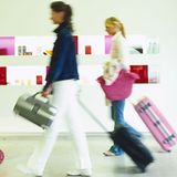 Handgepäck    Reisen Sie - wenn möglich - nur mit Handgepäck. Das spart Zeit und Geld. Handgepäck ist bei allen Airlines kostenlos. Aber Achtung: Im Handgepäck sind nur noch Flüssigkeiten bis 100 Milliliter erlaubt