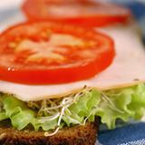 Rache geht durch den Magen    Aus Rache über eine Affäre ihres Ehemanns hat eine Australierin die Pausenbrote ihres Mannes mit winzigen Glassplittern gespickt. Der Mann wurde nach ein paar Tagen misstrauisch, sammelte die Stullen als Beweisstücke und ging zur Polizei. Die 50-Jährige wurde wegen "Verabreichung von Gift" angeklagt und gestand, berichtete die Lokalpresse in Hobart auf der Insel Tasmanien. Die Ehefrau war wegen einer Affäre ihres Mannes nach 20 Ehejahren voller Rachegelüste. Sie habe ihrem Mann so wehtun