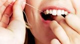 Reinigen Sie Ihre Zähne täglich mit Zahnseide