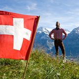 8. Platz - Schweiz: Sie denken an Präzisions-Uhren? An ebenso löchrigen wie schmackhaften Käse? An hohe, sehr hohe Berge? Das alles ist zwar richtig, doch erst das hohe Ansehen ihrer Regierung beschert der Schweiz ein wirklich gutes Image und damit einen Platz unter den Top 10 des GfK-Rankings. Kein Wunder: Die Schweizerische Eidgenossenschaft ist stets neutral, tut also niemandem weh, und ihre Regierung überlässt die wichtigsten Entscheidungen dem Volk. Das macht beliebt. Da dürfen andere Regierungen doch mal drüber nachdenken, oder?