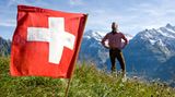 8. Platz - Schweiz: Sie denken an Präzisions-Uhren? An ebenso löchrigen wie schmackhaften Käse? An hohe, sehr hohe Berge? Das alles ist zwar richtig, doch erst das hohe Ansehen ihrer Regierung beschert der Schweiz ein wirklich gutes Image und damit einen Platz unter den Top 10 des GfK-Rankings. Kein Wunder: Die Schweizerische Eidgenossenschaft ist stets neutral, tut also niemandem weh, und ihre Regierung überlässt die wichtigsten Entscheidungen dem Volk. Das macht beliebt. Da dürfen andere Regierungen doch mal drüber nachdenken, oder?