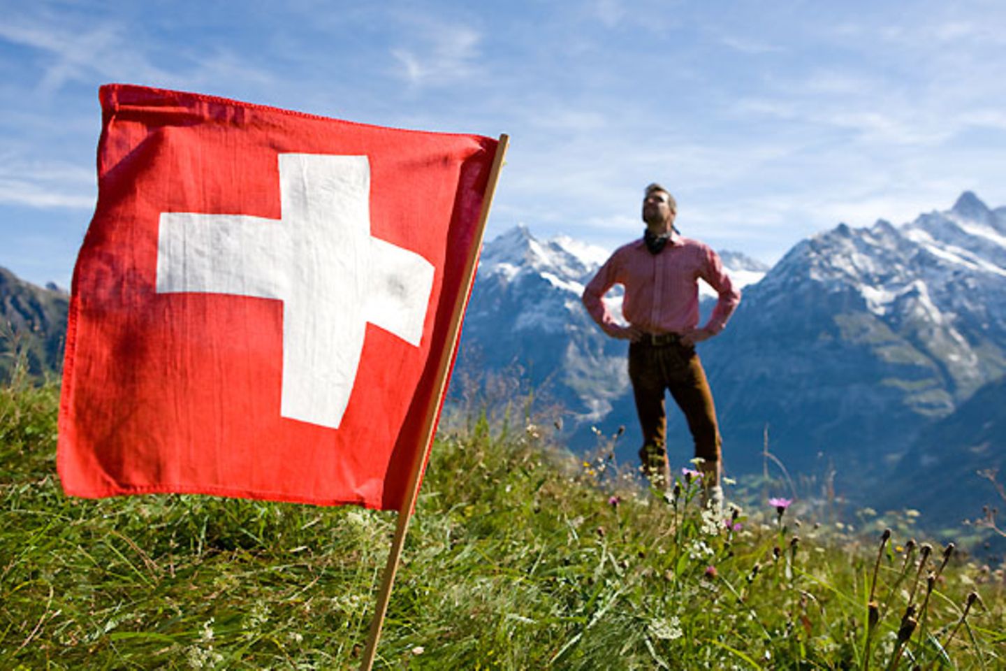 8. Platz - Schweiz: Sie denken an Präzisions-Uhren? An ebenso löchrigen wie schmackhaften Käse? An hohe, sehr hohe Berge? Das alles ist zwar richtig, doch erst das hohe Ansehen ihrer Regierung beschert der Schweiz ein wirklich gutes Image und damit einen Platz unter den Top 10 des GfK-Rankings. Kein Wunder: Die Schweizerische Eidgenossenschaft ist stets neutral, tut also niemandem weh, und ihre Regierung überlässt die wichtigsten Entscheidungen dem Volk. Das macht beliebt. Da dürfen andere Regierungen doch mal drüber nachdenken, oder?