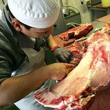 Knochen - Ausnahmen von der Ausnahme    Gekocht oder roh - die alles entscheidende Frage. Denn nur für rohe Knochen gibt’s die steuerliche Ermäßigung. Doch keine Regel ohne Ausnahme, und so heißt es in den Erläuterungen zum ermäßigten Steuersatz des Bundesfinanzministeriums: "Haften den rohen Knochen jedoch größere Mengen Fleisch an und ist dieses Fleisch für das Erzeugnis charakterbestimmend", so sind sie "genießbare Schlachtereinebenerzeugnisse". Die sind eigentlich auch nur mit sieben Prozent zu versteuern, es sei denn sie bestehen aus - rohen Knochen