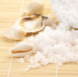 Das oft angepriesene "Tote-Meer-Badesalz" bringt für den Hausgebrauch wenig Nutzen. Denn um antientzündlich zu wirken, müsste ein Bad die gleiche Salzkonzentration wie im Toten Meer aufweisen - pro Wanne wären das je nach Größe 30 bis 50 Kilogramm. So viel Salz hält kein Rohrsystem in einem Privathaushalt aus