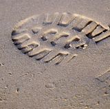 Falls Sie an Ihren Füßen gar nichts mehr spüren, sollten Sie spezielle Schuhe anziehen. Sie haben eine weiche Innensohle und sind ohne Nähte gefertigt. Das schützt Ihren Fuß vor Verletzungen