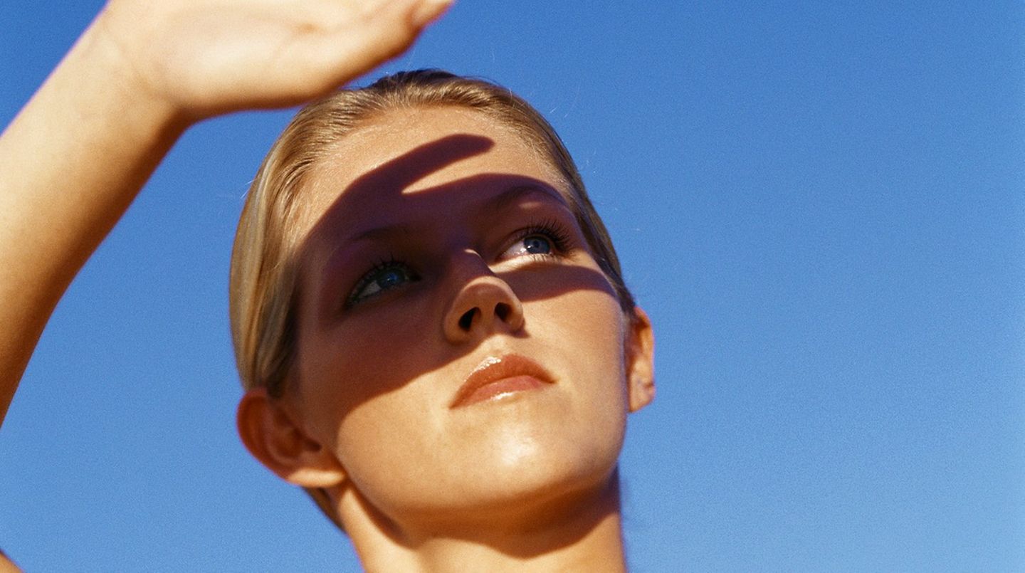 Beobachten Sie, wie die Sonne auf Ihre Haut wirkt - bei manchen Patienten verschlimmert sie die Krankheit. Vergessen Sie nicht, dass zu viel UV-Strahlung das Risiko für Hautkrebs erhöht